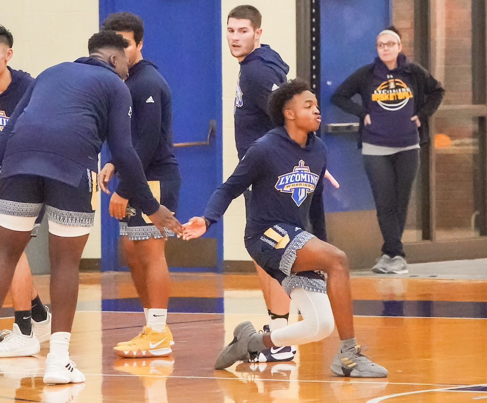 Men 's Basketball - Hot shooting leads Warriors past Wildcats